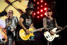 Guns N' Roses está 'tentando' gravar um novo disco, diz guitarrista