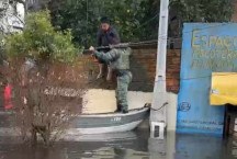 Chuvas no RS: policiais mineiros atuam no resgate de vítima de enchente
