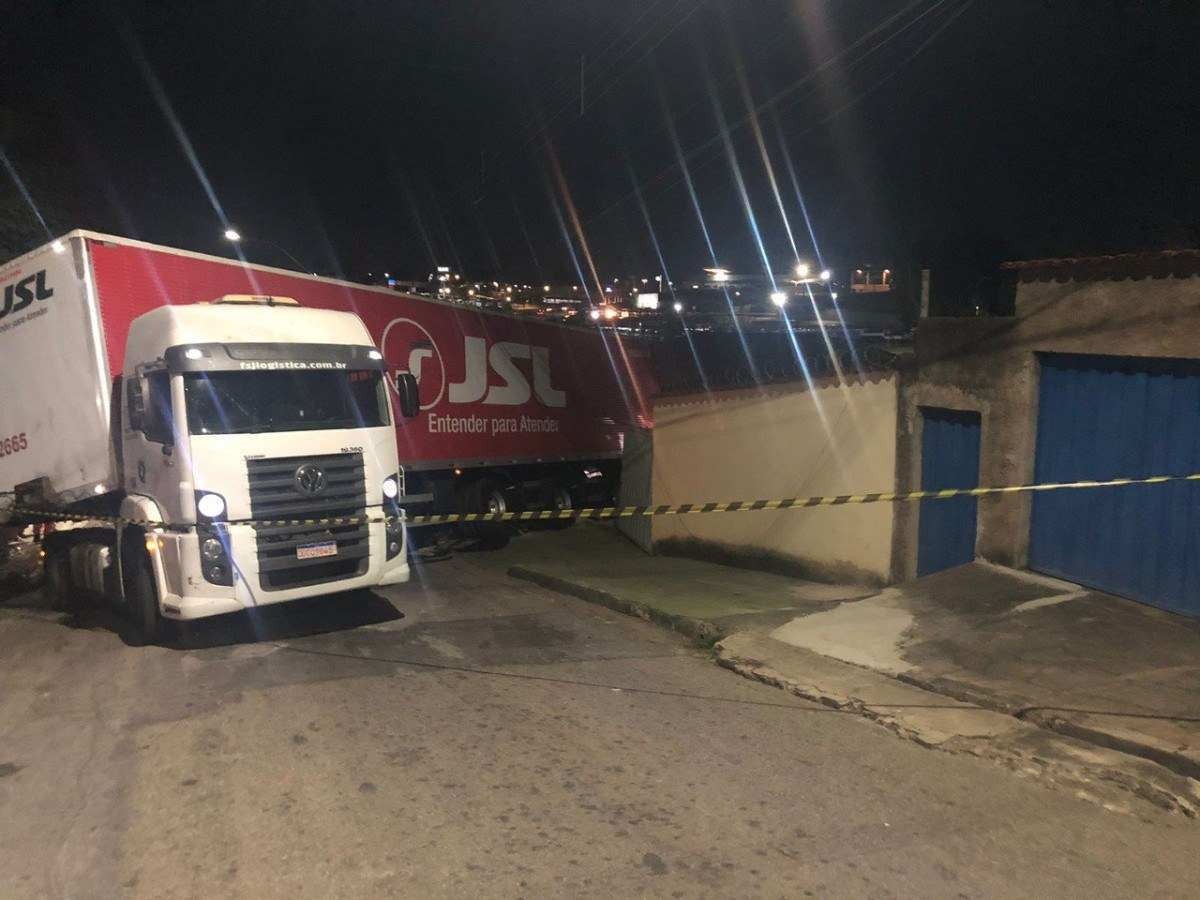 Caminhão desgovernado invade casa em Contagem