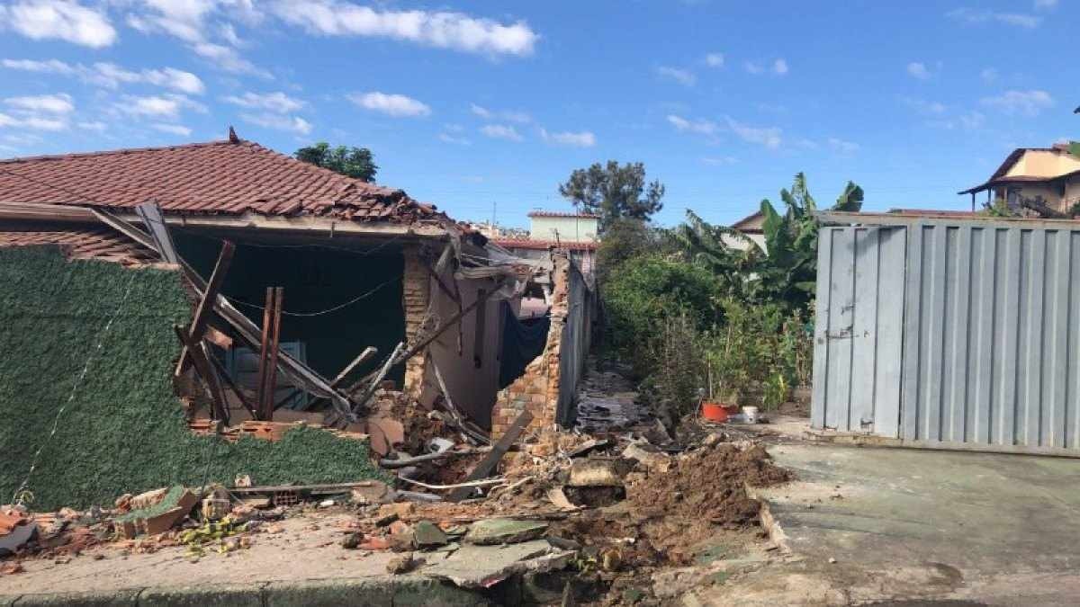 Casa atingida por caminhão em Contagem ficou com muro destruído