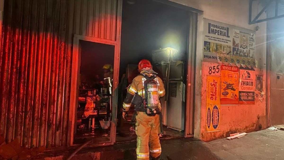 Incêndio em loja mata passarinhos em Minas