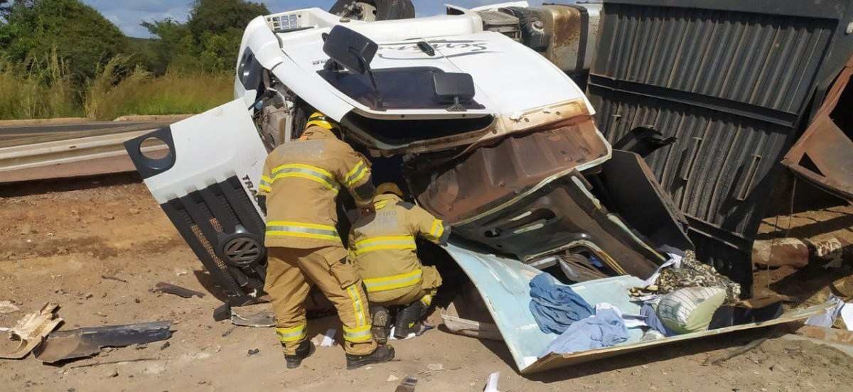 Caminhoneiro morre em capotamento na BR e carga é saqueada em Minas
