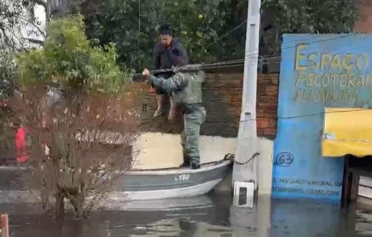 Chuvas no RS: policiais mineiros atuam no resgate de vítima de enchente