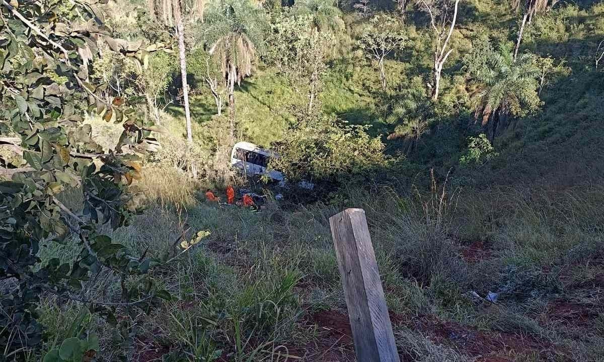 Micro-ônibus com 13 passageiros caiu em ribanceira na BR-354, no Alto Paranaíba. A causa do acidente ainda é desconhecida -  (crédito: Divulgação/CBMG)