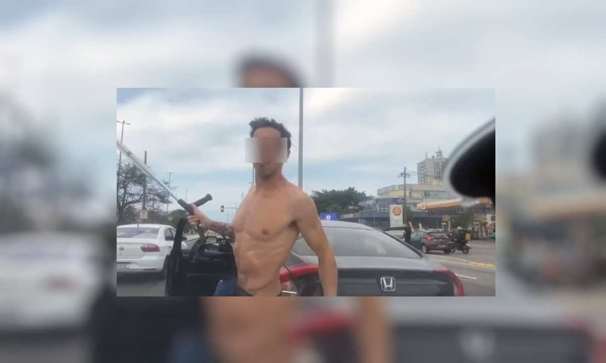 Um dos agressores usa muletas e saiu do lado do passageiro para brigar -  (crédito: Reprodução/Redes sociais)