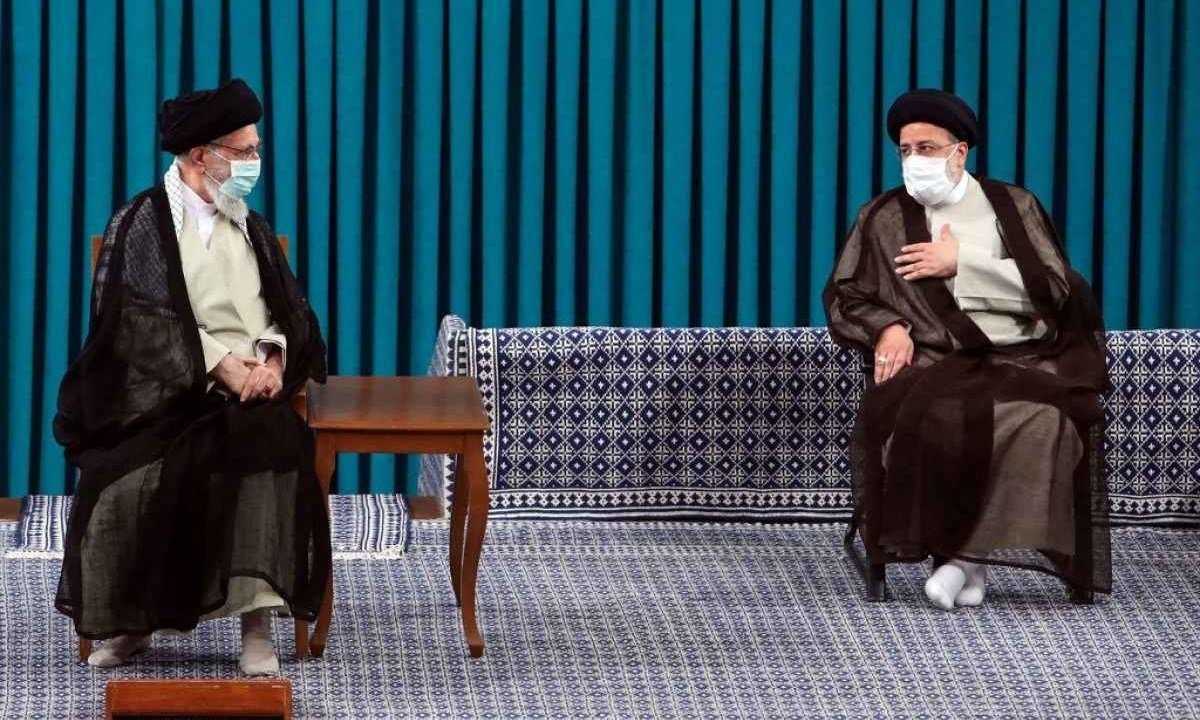 Aiatolá Ali Khamenei (esq) e o presidente Ebrahim Raisi, em reunião em 2021 -  (crédito: KHAMENEI.IR / AFP)