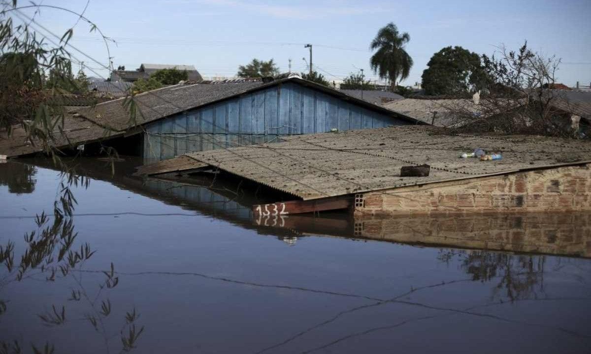 Casa inundada no bairro Rio Branco, em Canoas (RS), em 17 de maio. Mais de 600 mil pessoas foram desalojadas pelas chuvas, enchentes e deslizamentos de terra no estado -  (crédito: Anselmo Cunha/AFP)