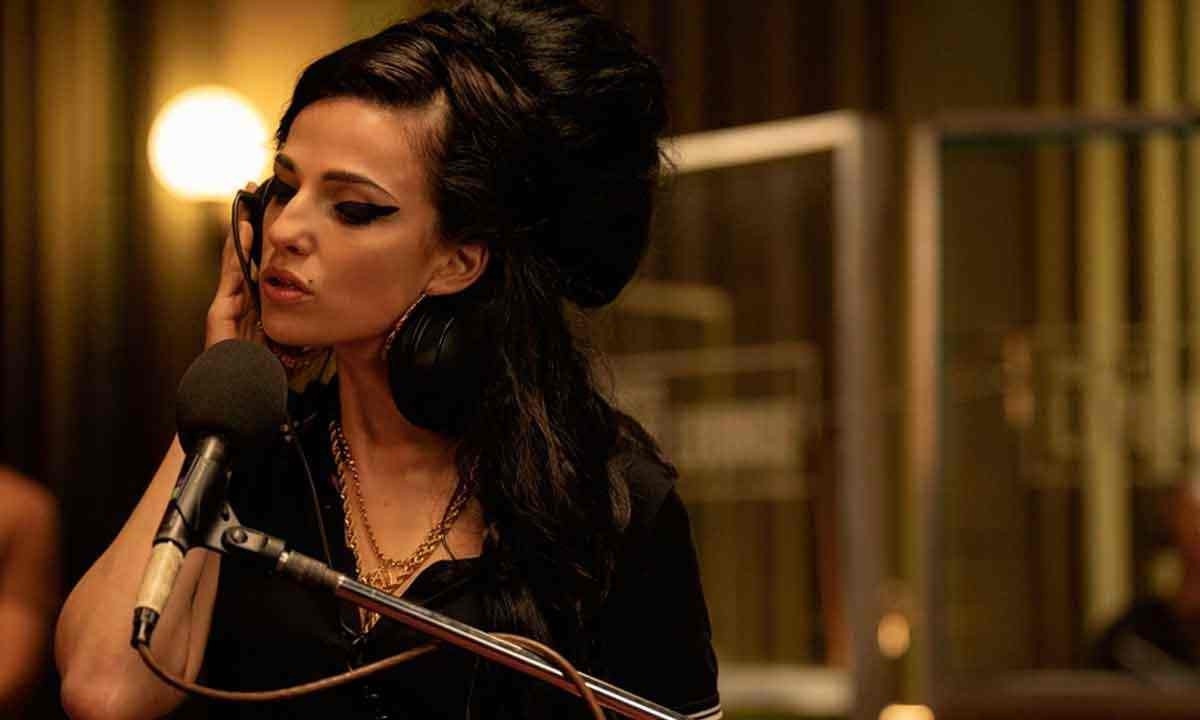 No filme de Sam Taylor-Johnson, Marisa Abela reproduz de forma precisa os trejeitos de Amy Winehouse -  (crédito: UNIVERSAL PICTURES/DIVULGAÇÃO)