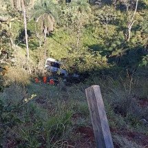 Micro-ônibus cai em ribanceira e deixa um morto e 12 feridos em MG - Divulgação/CBMG