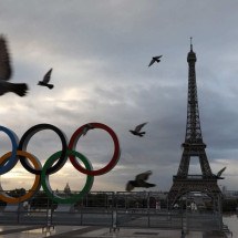 Paris 2024: A chama olímpica se acende na Cidade Luz - LUDOVIC MARIN / AFP