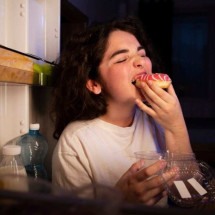 Come demais e se sente vazio? Entenda o que é fome emocional - Feepik