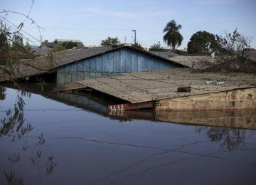 Casa inundada no bairro Rio Branco, em Canoas (RS), em 17 de maio. Mais de 600 mil pessoas foram desalojadas pelas chuvas, enchentes e deslizamentos de terra no estado -  (crédito: Anselmo Cunha/AFP)