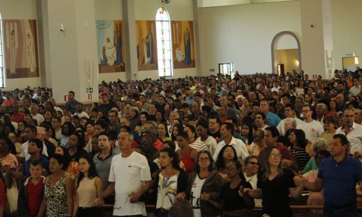 Milhares de pessoas reunidas no santuário Santa Rita de Cássia