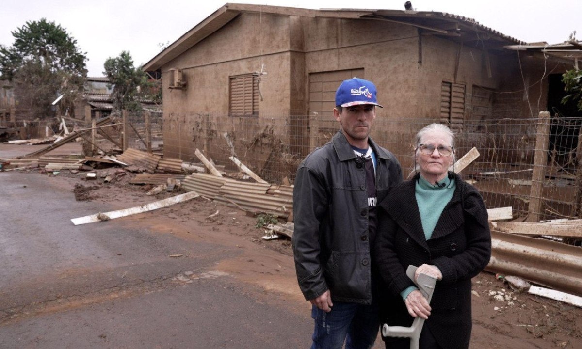 Colagem mostra antes e depois da casa -  (crédito: BBC)