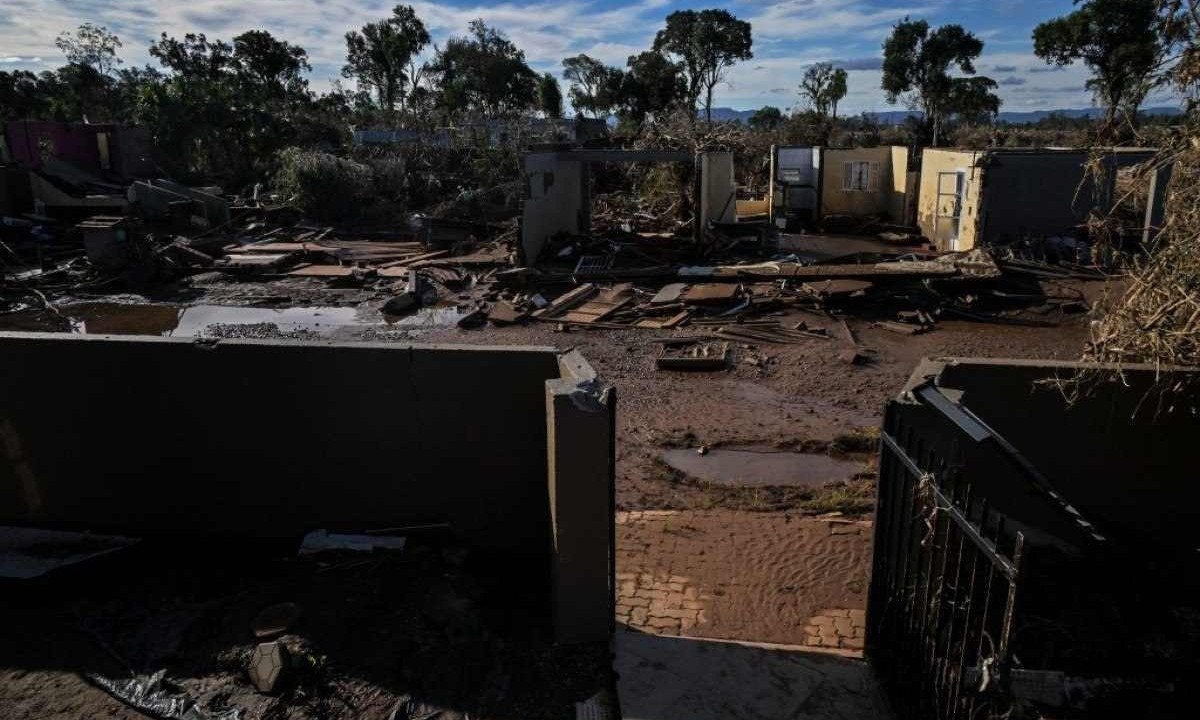  Casas destruídas e escombros são vistos em Cruzeiro do Sul após as devastadoras enchentes que atingiram a região no Rio Grande do Sul -  (crédito:  Nelson Almeida/AFP)