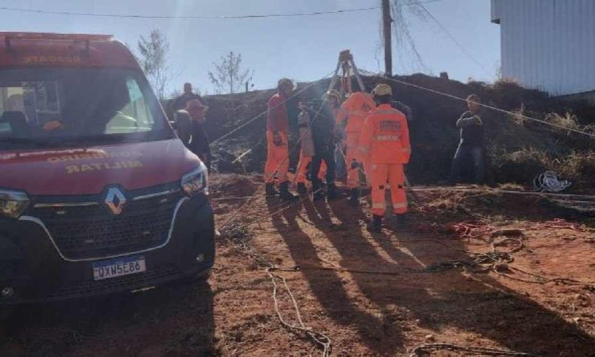 Segundo o Corpo de Bombeiros, o buraco tinha pouco mais de um metro de di&acirc;metro -  (crédito: CBMMG)
