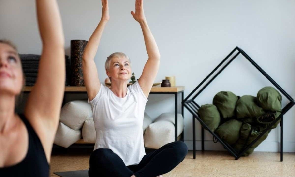 Pilates, ioga e tai chi, entre outras práticas, influenciam positivamente a densidade mineral óssea, a qualidade do sono, a ansiedade e a depressão entre mulheres na perimenopausa e na pós-menopausa -  (crédito: Freepik)
