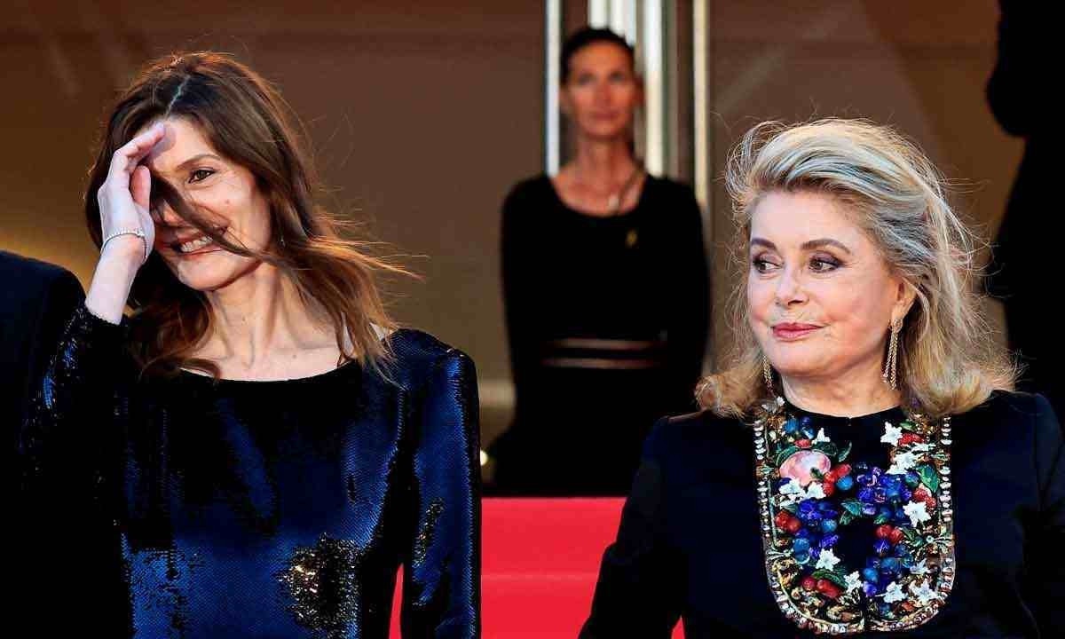 Atriz Chiara Mastroianni com a mãe, Catherine Deneuve, na exibição de 