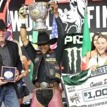 Lesionado por pisão de touro, peão mineiro vence principal rodeio do mundo - PBR/Divulgação