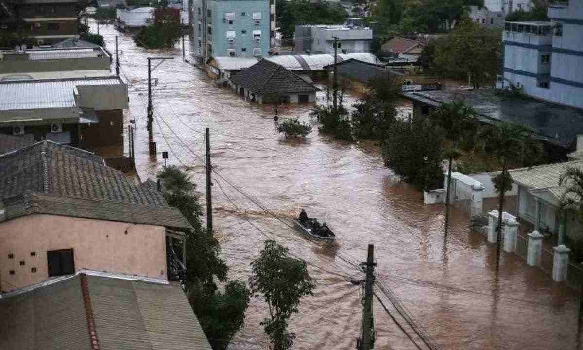 Enchentes, como as ocorridas no Rio Grande do Sul (foto), aumenta o potencial de transmissão da leptospirose -  (crédito: AFP)