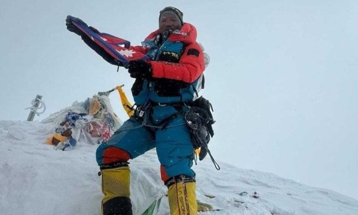 Kami superou os 8.849m do Everest e chegou ao topo do mundo pela 30ª vez, batendo novamente o próprio recorde -  (crédito: Divulgação)