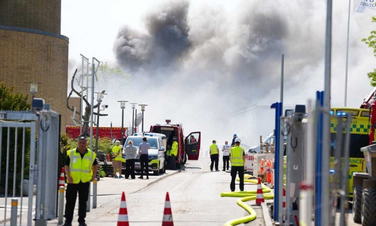 Bombeiros combatem incêndio na sede da Novo Nordisk, na Dinamarca -  (crédito: Liselotte Sabroe / Ritzau Scanpix / AFP)