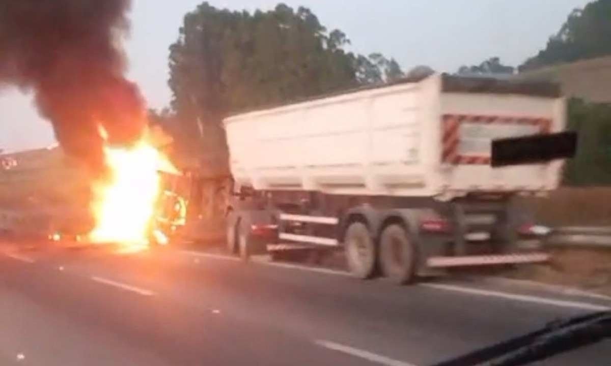Caminhão carregado com soja tombou e pegou fogo na BR-381, no Sul de Minas -  (crédito: Redes Sociais)