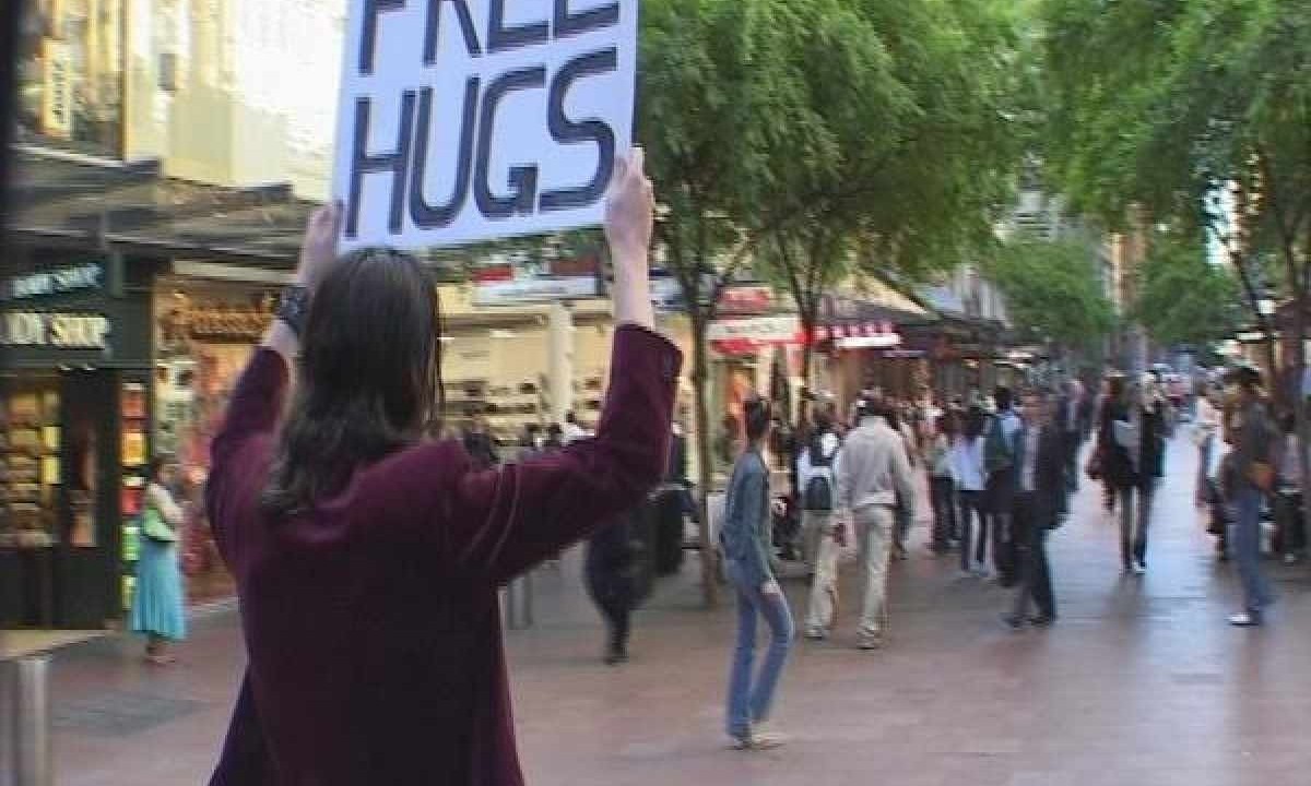 Um australiano criou a campanha que fez com que o dia 22 de maio se tornasse o dia nacional do abraço -  (crédito: Reprodução / Flickr Juan Mann)