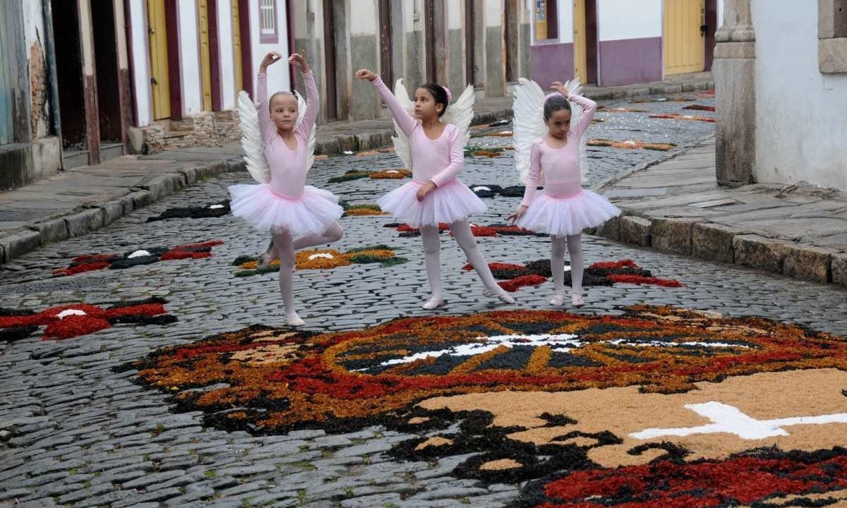  Ouro Preto encanta os visitantes com a arte secular dos tapetes devocionais. Por eles, anjos flutuam durante a procissão santa  -  (crédito:  Beto Novaes/EM/D.A Press.)