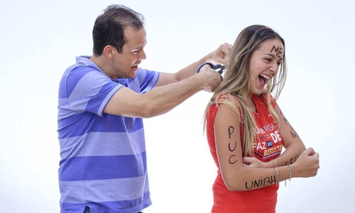 Renato Ribeiro, fundador do Pré-vestibular Determinante cortando o cabelo de uma ex-aluna aprovada em Medicina -  (crédito: Nicacio Fotos)