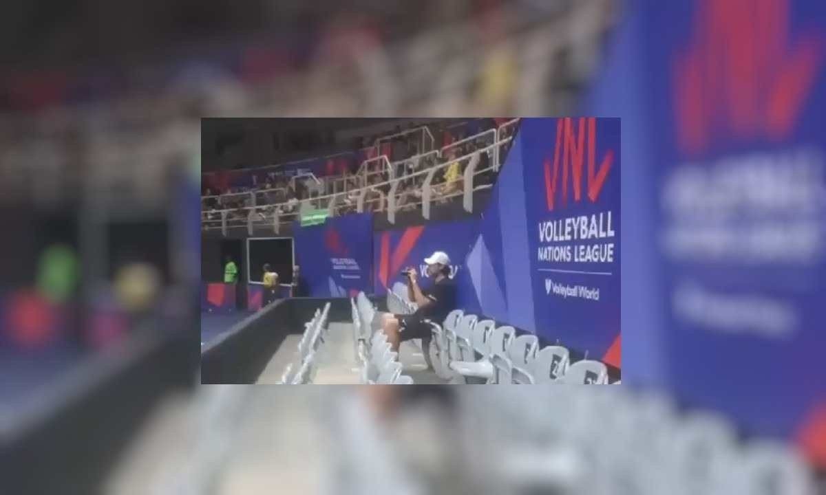 Suspeito foi flagrado quando capturava imagens com uma câmera das atletas em quadra -  (crédito: Polícia Civil do RJ/Divulgação)