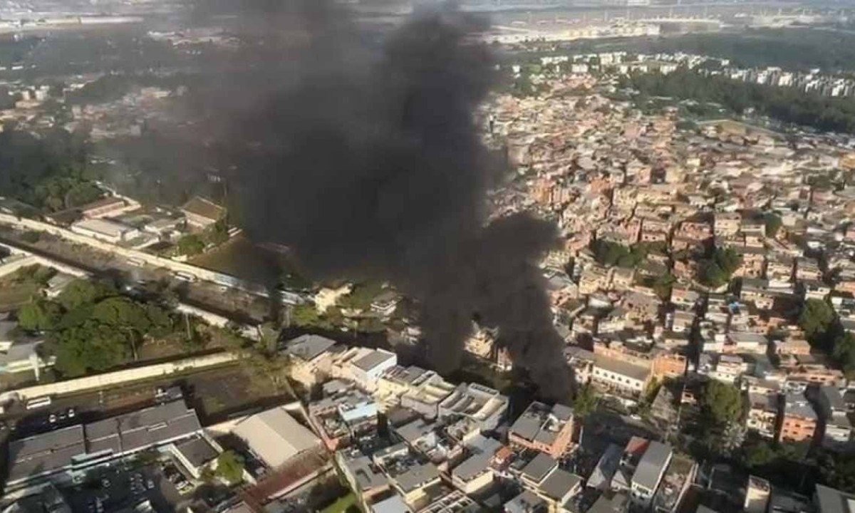 Imagem aérea mostra fumaça subindo de barricada na Ilha do Governador, no Rio -  (crédito: Leo Sales / Rádio Tupi)