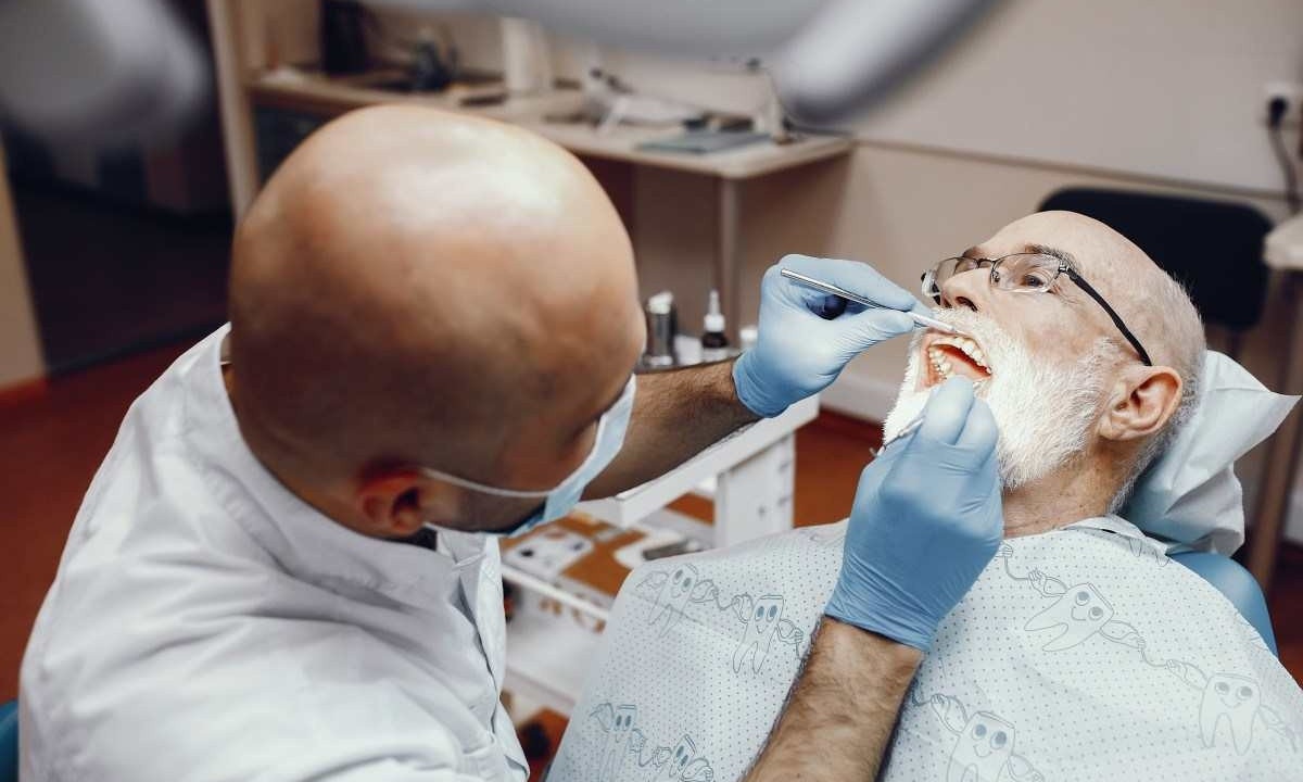 O câncer de boca atinge em sua maioria homens acima dos 40 anos, sendo que os principais sintomas são feridas na boca que não cicatrizam -  (crédito:  prostooleh/ Freepik)