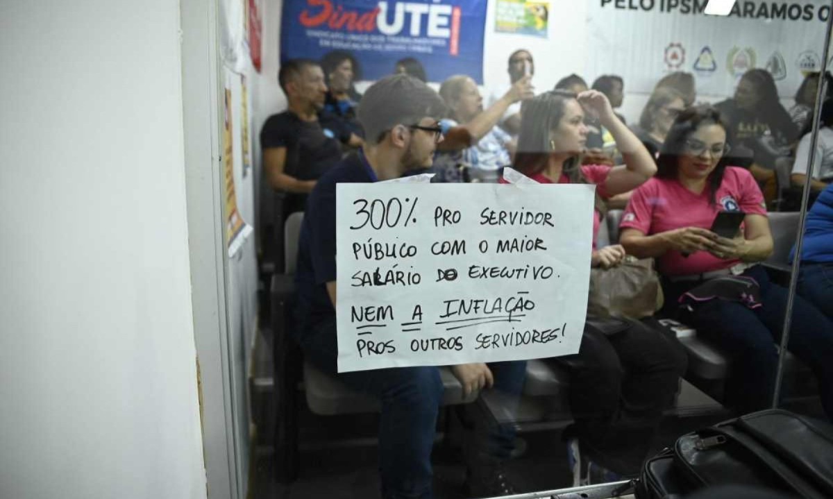 Servidores protestam contra aumento abaixo da inflação proposto pelo governo Zema -  (crédito: Alexandre Netto/ALMG)