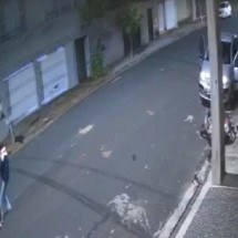 Casal reage a assalto em MG e bate em ladrões; veja vídeo - Reprodução/Câmeras de Segurança