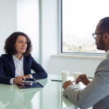 Como responder a uma entrevista de emprego? - Katemangostar/ Freepik