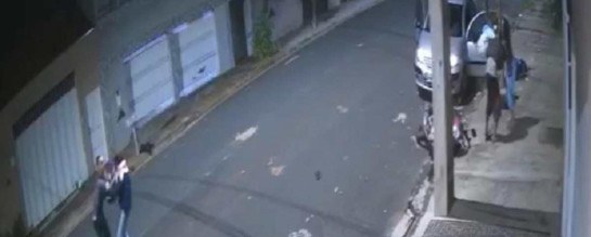 Casal reage a assalto em MG e bate em ladrões; veja vídeo