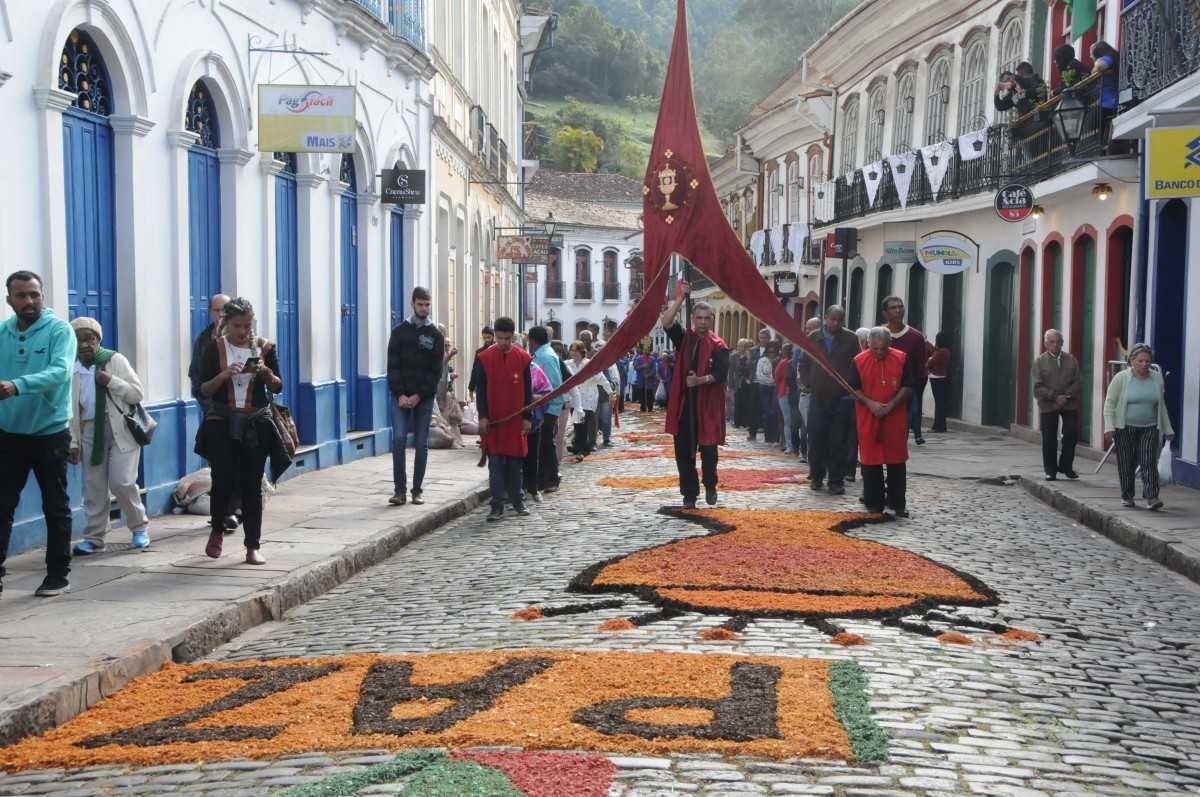 Fieis confeccionam tapetes e participam da procissão de Corpus Christi na cidade histórica de Ouro Preto