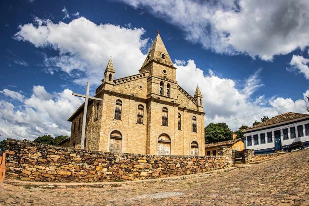  Matriz de Santo Antônio é o símbolo da cidade. O valioso patrimônio cultural de Grão Mogol se destaca pela sua arquitetura simples e rústica 