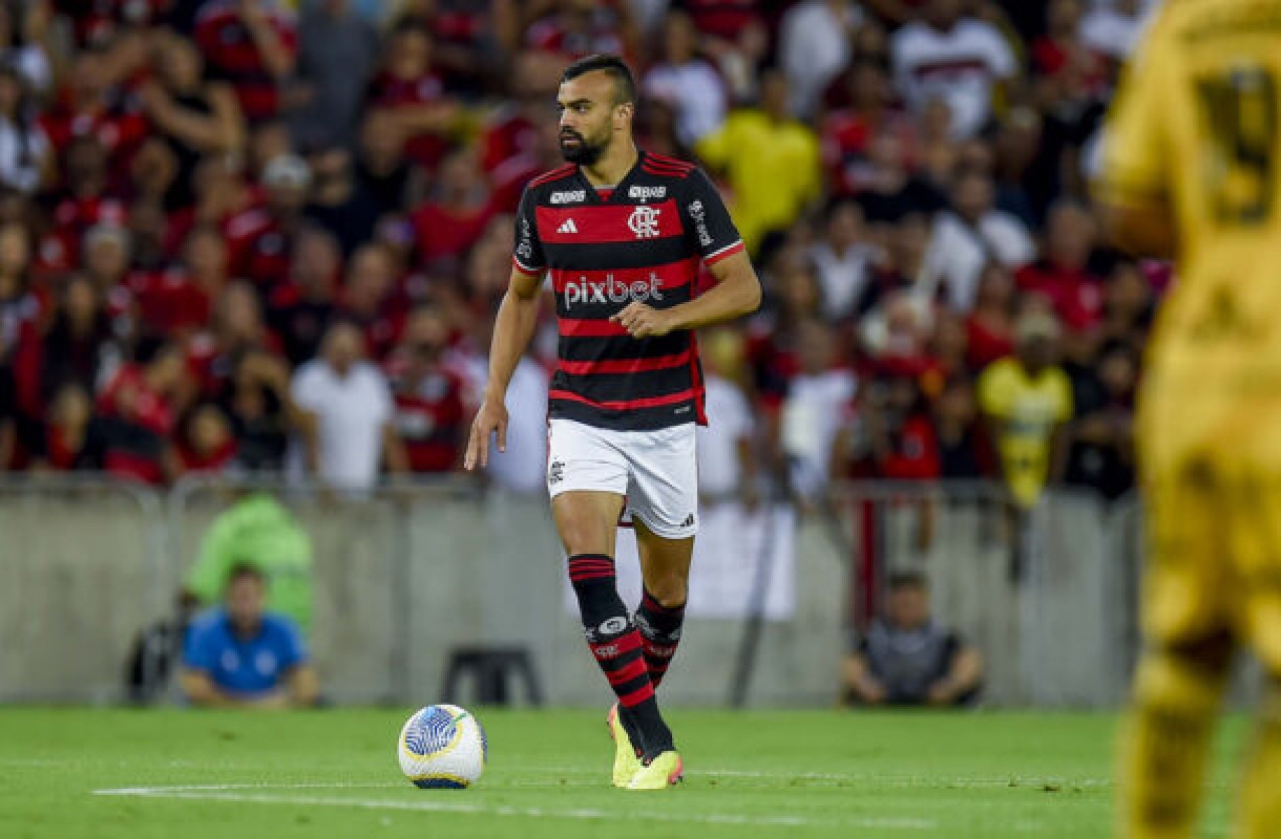 Flamengo recebe proposta do West Han e encaminha venda de Fabrício Bruno