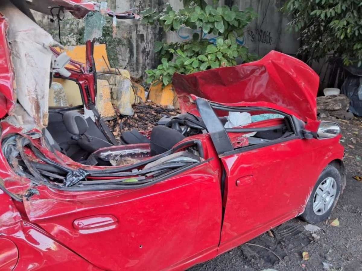 Chevrolet Ônix envolvido na perseguição policial ficou destruído; os dois ocupantes morreram