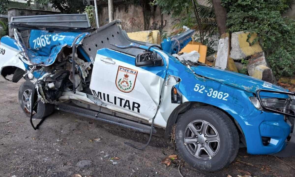 Viatura policial que perseguiu carro particular no Rio de Janeiro; ocorrência resultou em quatro mortos, dois deles, policiais