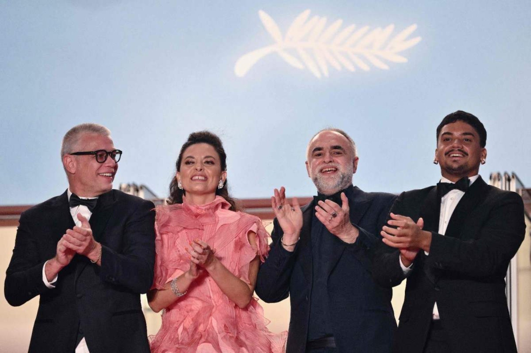 Filme 'Motel Destino', de Karim Aïnouz, é aplaudido sete minutos em Cannes