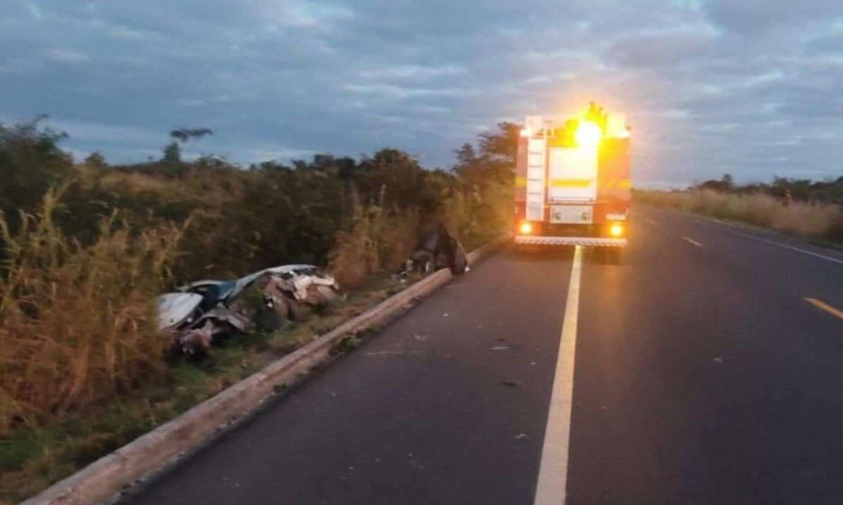 Carro capota, colide em árvore na BR-251, em Padre Carvalho (MG), e mata passageira na madrugada desta quinta (23/5) -  (crédito: CBMMG)