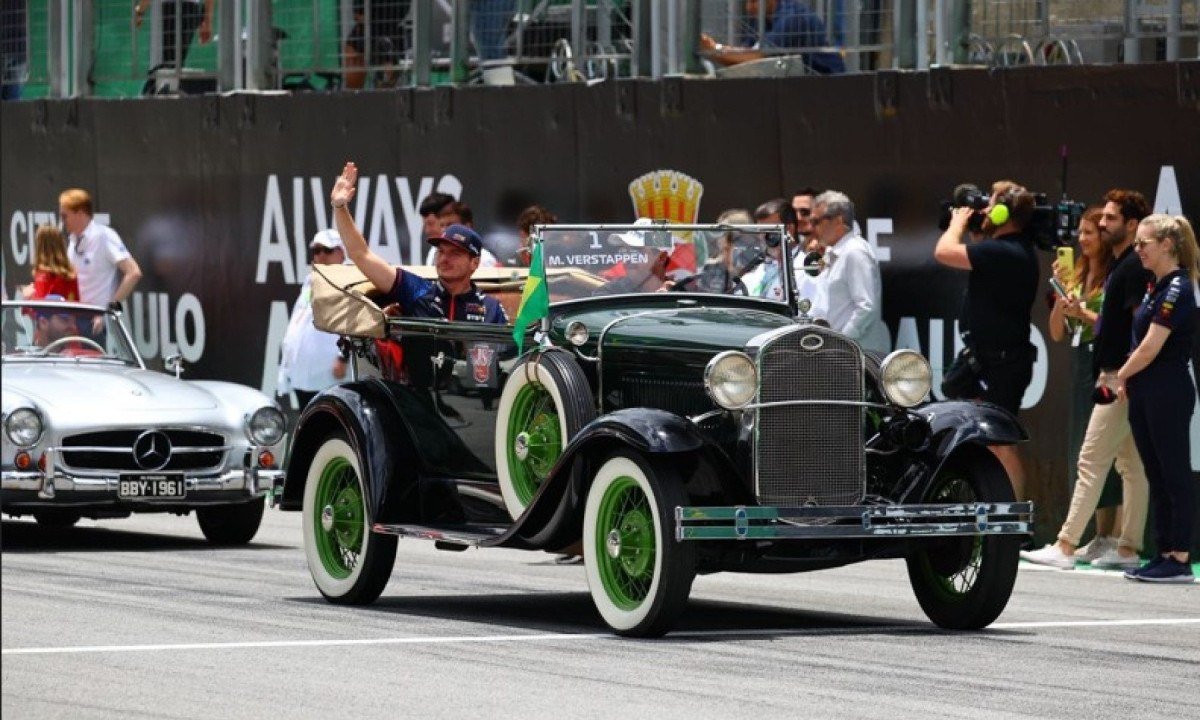 Carros antigos que participaram de desfile no GP Brasil serão exibidos no 9º Encontro Brasileiro de Autos Antigos -  (crédito: Uai Turismo)