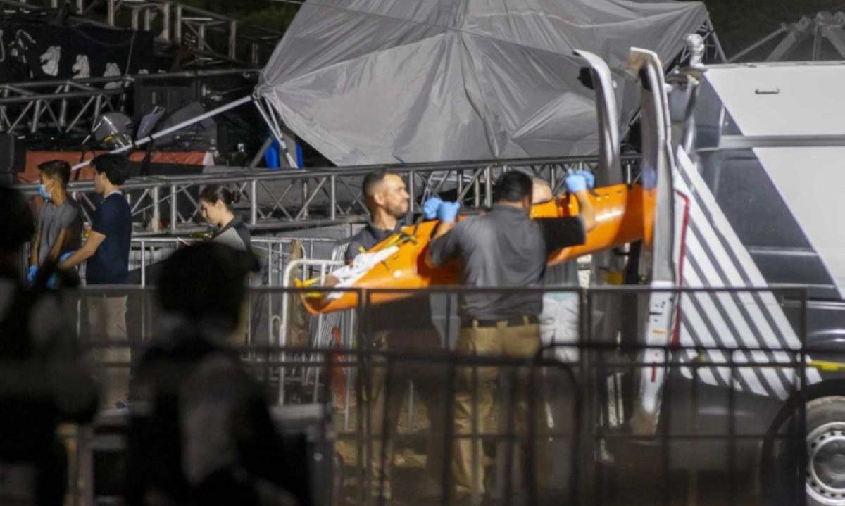 Equipe forense move um corpo depois que um palco desabou durante um comício de campanha do candidato presidencial mexicano Jorge Alvarez Maynez  
 -  (crédito: Julio Cesar AGUILAR / AFP)