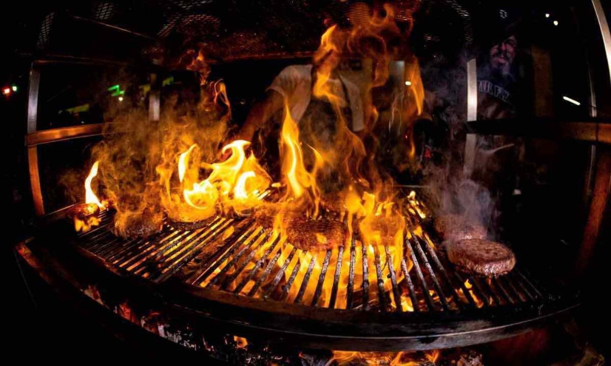 O festival incentiva o uso do fogo em vários preparos, desde búfalo inteiro até varal de picanha, cheeseburger defumado e galinhada -  (crédito: Phillipe Guimarães/Divulgação)