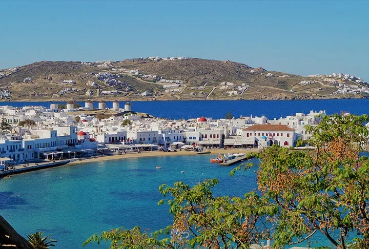 9º- Mykonos-> A mais animada das ilhas da Grécia. Carrega essa alcunha devido às festas e aos famosos beach clubs. Se destaca também pelas mais de vinte lindas praias e a charmosa vila Mikonos Town, centro da ilha, que fica no Mar Egeu -Imagem de Pami exclusiv-travel por Pixabay