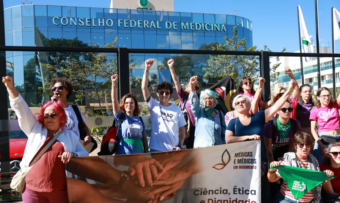 Mulheres protestam contra norma do CFM sobre assistolia fetal -  (crédito: EBC)