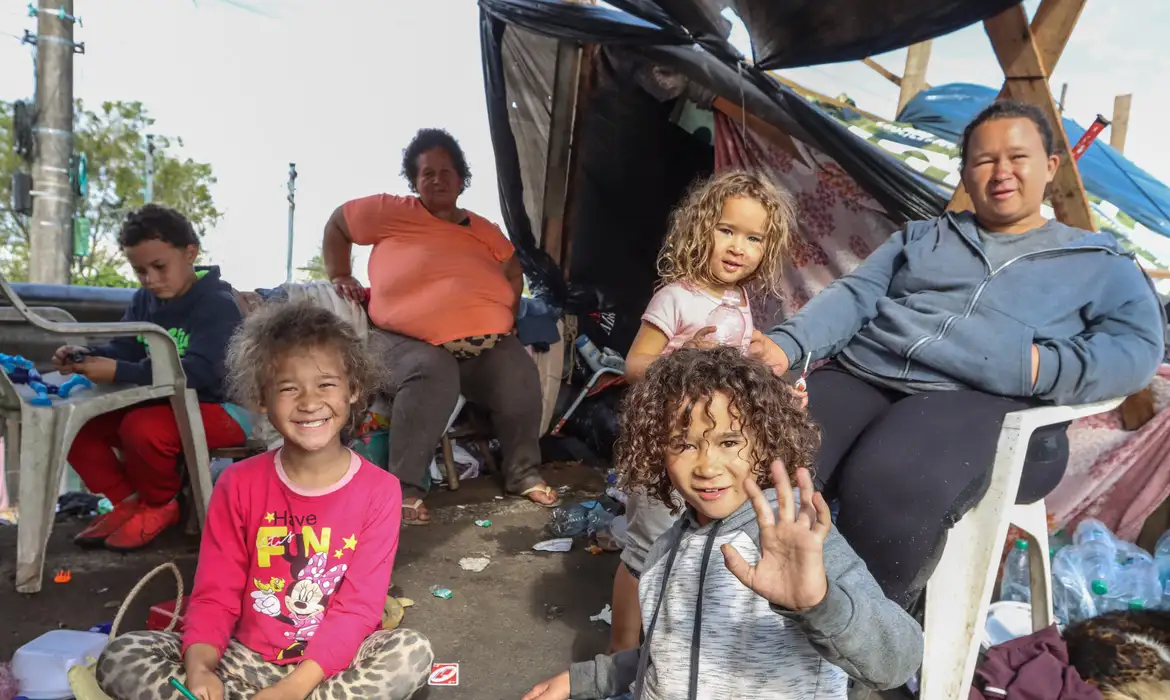 Famílias improvisam acampamentos em rodovias para vigiar suas casas  -  (crédito: EBC)